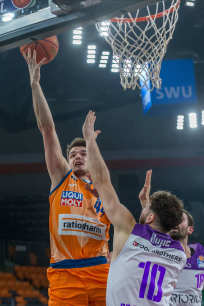 两翼进攻 两翼进攻